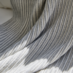 
                    
                      Manta gris con costillas verticales y pliegues suaves enrollada-gris
                    
                  