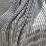 
                    
                      Manta gris de lana con textura acanalada y pliegues suaves-gris
                    
                  