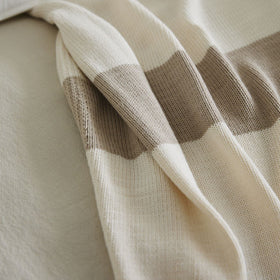 Manta de algodón con rayas beige y blanco crema superpuestas-