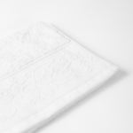 
                    
                      Toalla de color blanco con textura suave y detalle en relieve-
                    
                  