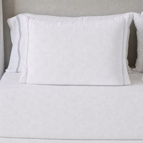 colcha y almohada con funda portuguesa con tramado geométrico para cama de casa de barrio privado-blanco