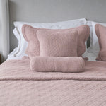 
                    
                      Cubrecama y almohadones manchester con almohadas decorativas en cama rosa-rosa
                    
                  