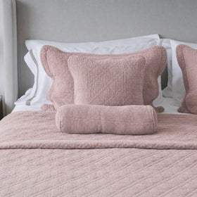 Cubrecama y almohadones manchester con almohadas decorativas en cama rosa-rosa