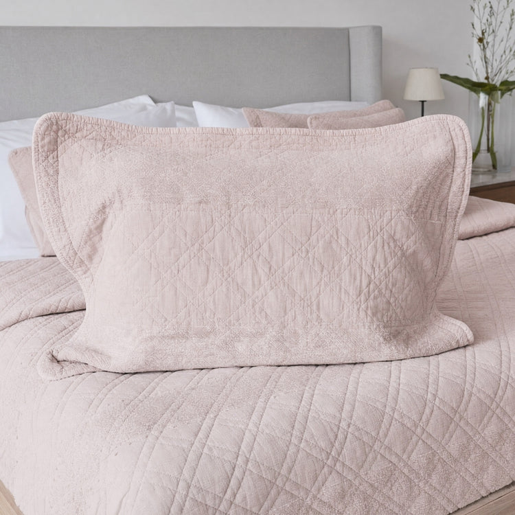 funda de almohada para sham manchester en cama-rosa