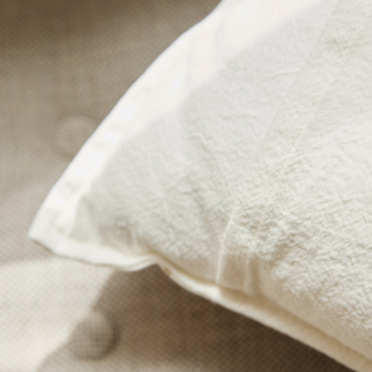 Almohada blanca con textura de rayas finas y funda de algodón-rosa
