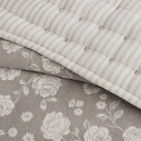 cubrecama reversible con flores y  tramado botánico en cama-visón 