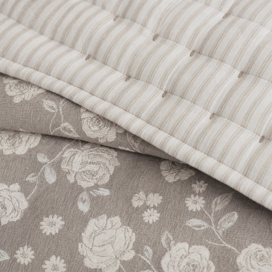 cubrecama reversible con flores y  tramado botánico en cama-visón 