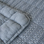 
                    
                      Detalle de cubrecama Bradford gris con costura y textura acolchada-gris
                    
                  