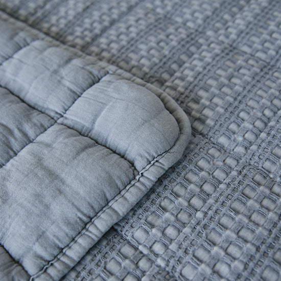 Detalle de cubrecama Bradford gris con costura y textura acolchada-gris