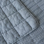 
                    
                      Cubrecama Bradford gris con acolchado y textura waffle detallada-gris
                    
                  