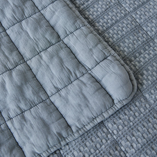 Cubrecama Bradford gris con acolchado y textura waffle detallada-gris