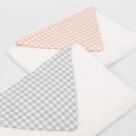 
                    
                      Toalla con capucha de cuadrille en tonos rosa y gris-
                    
                  