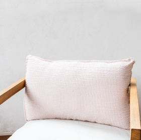 almohadon tusor de raya fina sobre sillón de estar-rosa