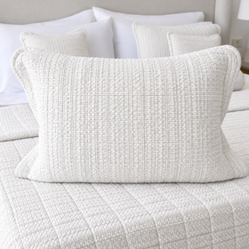 Funda de almohada blanco Bradford con textura tejida en cama-blanco