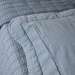 
                    
                      Detalle de funda almohada gris con costura y textura de tela-gris
                    
                  