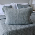 
                    
                      Funda de almohada gris Bradford con textura tejida en cama-gris
                    
                  