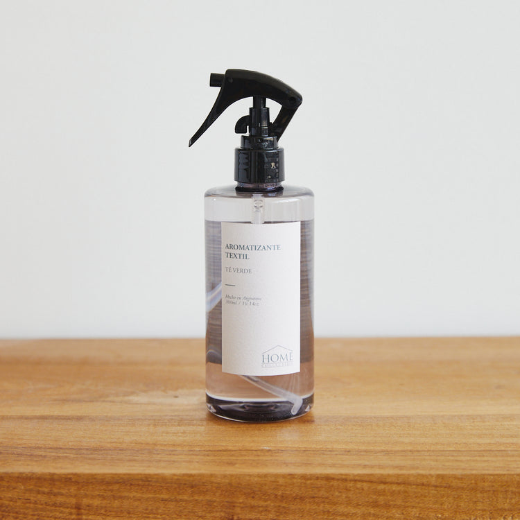 Spray aromatizante textil té verde en botella con atomizador negro-peonia