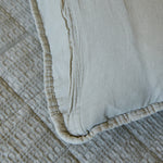 
                    
                      Detalle de costura y textura de funda de almohada beige Bradford-beige
                    
                  
