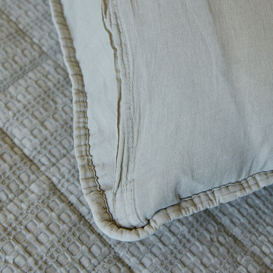 Detalle de costura y textura de funda de almohada beige Bradford-beige