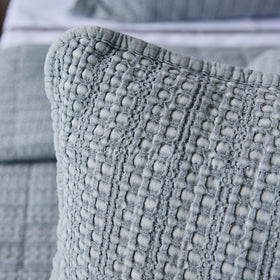 Funda de almohada Bradford gris con textura acolchada tridimensional-gris