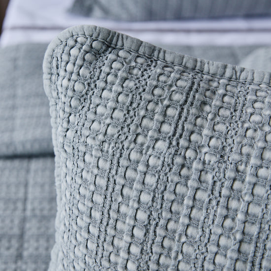 Funda de almohada Bradford gris con textura acolchada tridimensional-gris