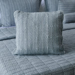 
                    
                      Funda de almohada Bradford gris con textura tejida sobre sofá-gris
                    
                  