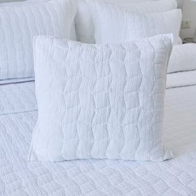 Funda de almohada blanca acolchada Nottingham en cama-blanco