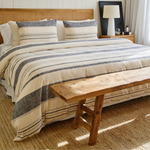 
                    
                      Cama con funda edredón azul, almohadas decorativas y banco de madera-azul
                    
                  
