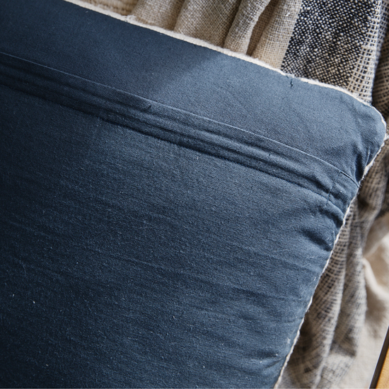 Funda de edredón azul oscuro sobre tela beige texturizada-azul