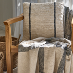 
                    
                      Manta Chennai gris sobre silla de madera con cojín a rayas-gris
                    
                  