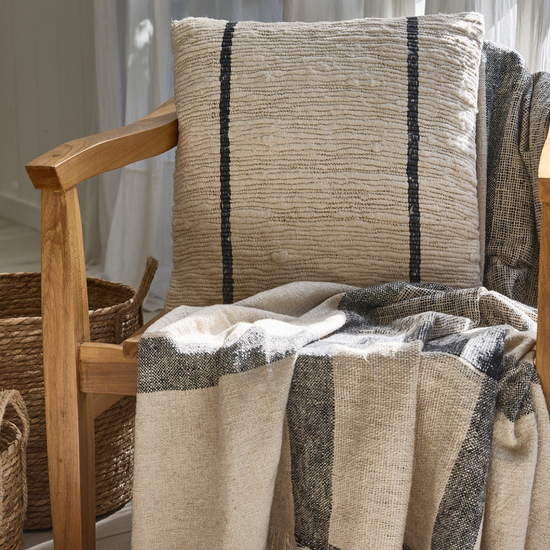 Manta Chennai gris sobre silla de madera con cojín a rayas-gris