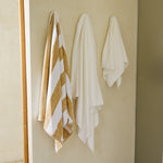 
                    
                      Toalla playa con rayas beige y blancas colgada en pared beige-beige
                    
                  