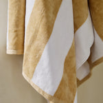 
                    
                      Toalla de playa con rayas beige y blancas colgada-beige
                    
                  