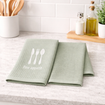 
                    
                      Set de dos repasadores verdes con diseño "Bon appetit" y cubiertos-verde
                    
                  