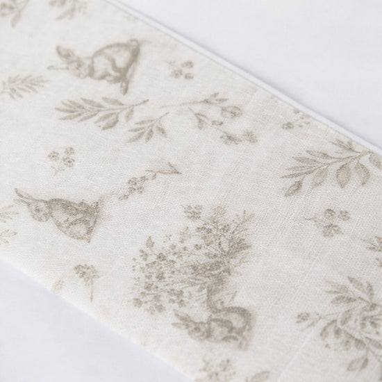 Sábana beige con estampado de conejitos y flores delicadas-beige