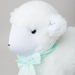
                    
                      Peluche blanco de oveja con lazo verde menta alrededor del cuello-blanco
                    
                  