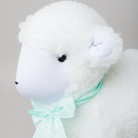 Peluche blanco de oveja con lazo verde menta alrededor del cuello-blanco