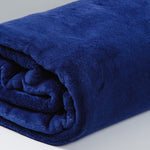 
                    
                      Frazada polar azul oscuro enrollada mostrando su textura suave-azul
                    
                  
