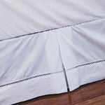 
                    
                      Cubresommier blanco con encaje decorativo sobre piso de madera-blanco
                    
                  