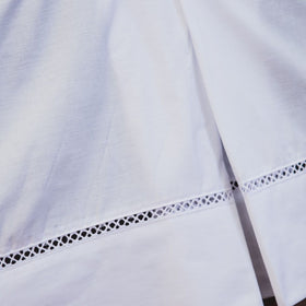 Cubresommier blanco con cinta decorativa de puntos negros-