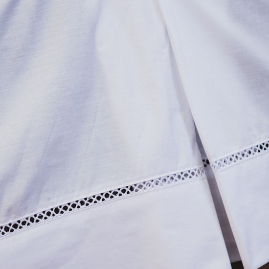 Cubresommier blanco con cinta decorativa de puntos negros-