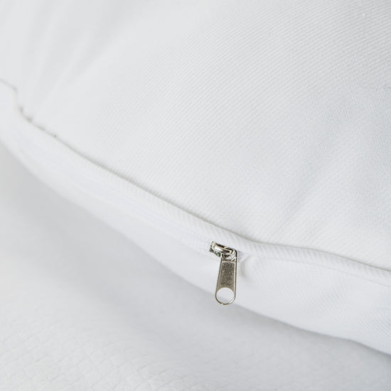 Cierre de cremallera metálico en almohada blanca de tela-blanco