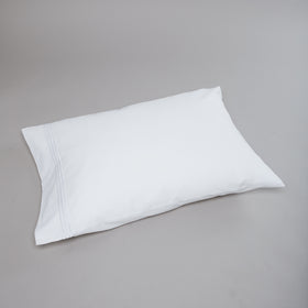Funda de almohada blanca con festones decorativos en los bordes-blanco