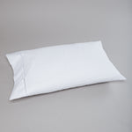 
                    
                      Funda de almohada blanca con costura decorativa en hilo gris-blanco
                    
                  