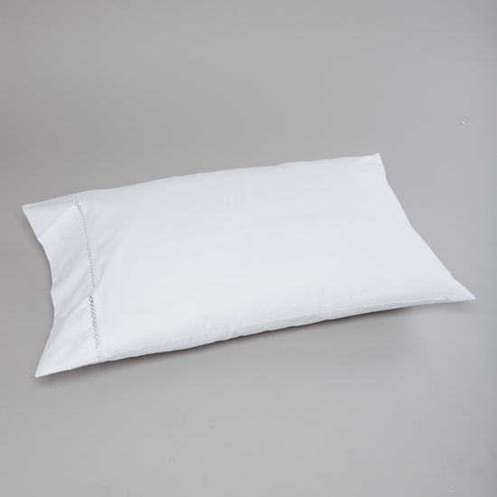 Funda de almohada blanca con costura decorativa en hilo gris-blanco