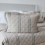 
                    
                      Cubrecama Edimburgo 3 con diseño acolchado a rayas en tonos beige y gris-
                    
                  