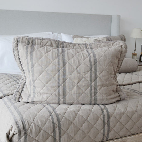 Cubrecama Edimburgo 3 con diseño acolchado a rayas en tonos beige y gris-