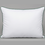 
                    
                      Almohada blanca rectangular con ribete verde oscuro frontal-
                    
                  