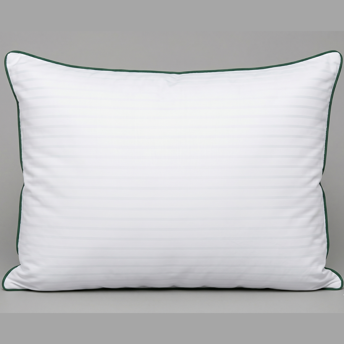 Almohada blanca rectangular con ribete verde oscuro frontal-