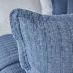 
                    
                      Funda de almohada azul con textura acolchada y diseño decorativo-
                    
                  